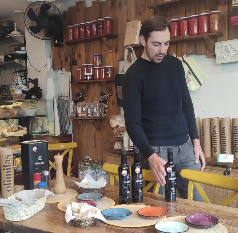 masada raflarda tezgahta olimilas marka zeytinyağı bulunun cafe boyacıköy görseli