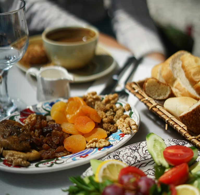 Geleneksel iftar sofraları için hazırlanan iftariyelik ve hurma tabağı.