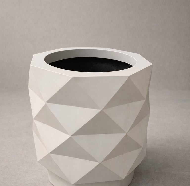 Maceta blanca con formas triangulares en fibra de vidrio