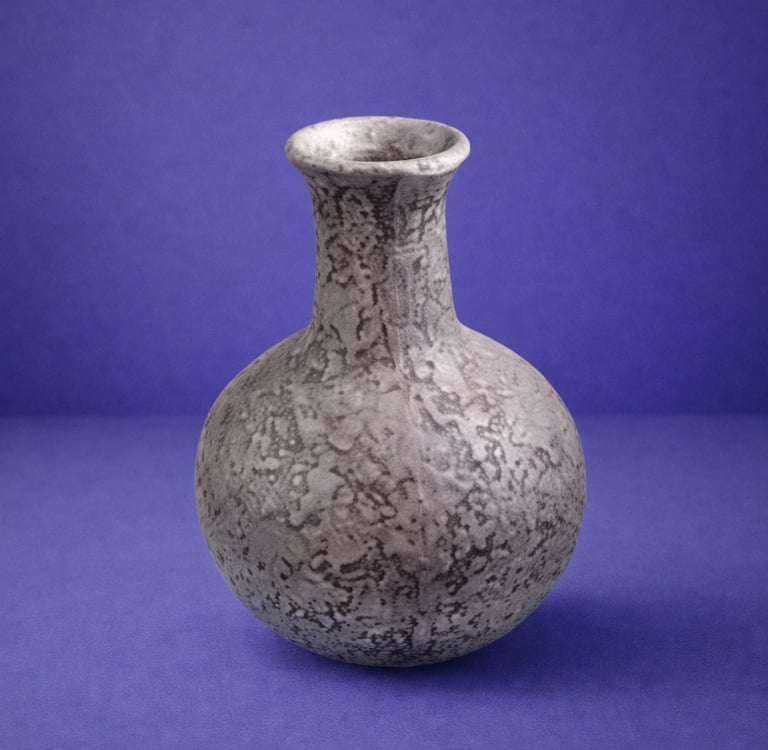 jarrón gris decorativo en fibra de vidrio