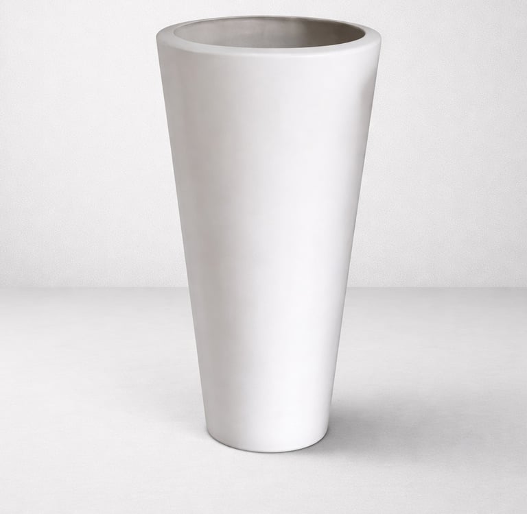 maceta blanca alta en fibra de vidrio