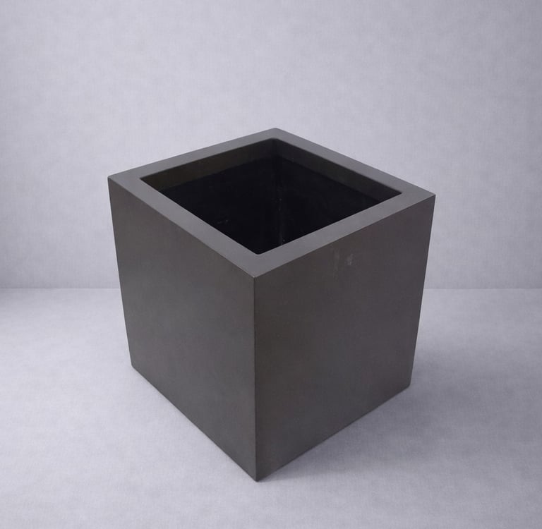 maceta gris cuadrada en fibra de vidrio