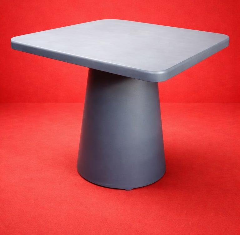 mesa gris alta cuadrada en fibra de vidrio