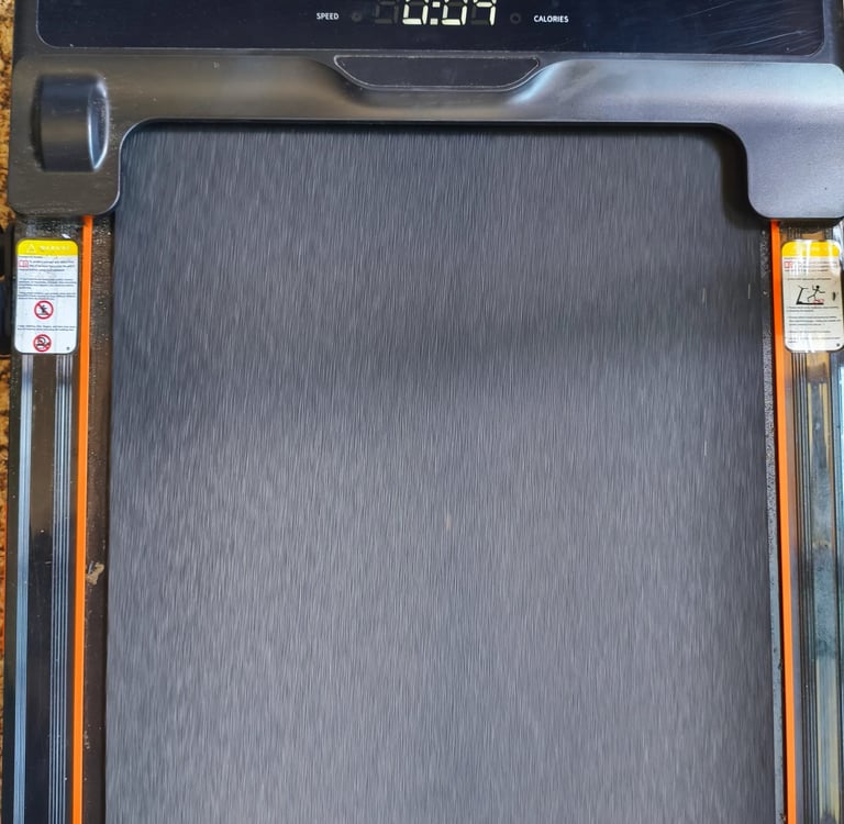 Painel de controlo da passadeira Umay X5F com display a mostrar tempo, velocidade e distância