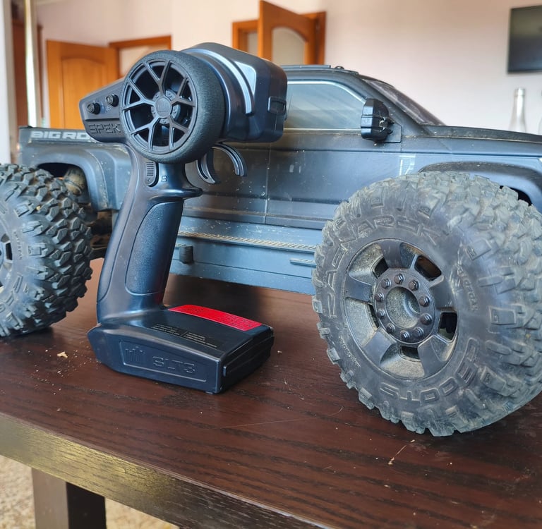 Análise do comando Spektrum SLT3 e ergonomia ao lado do carro telecomandado ARRMA Big Rock 3S BLX.