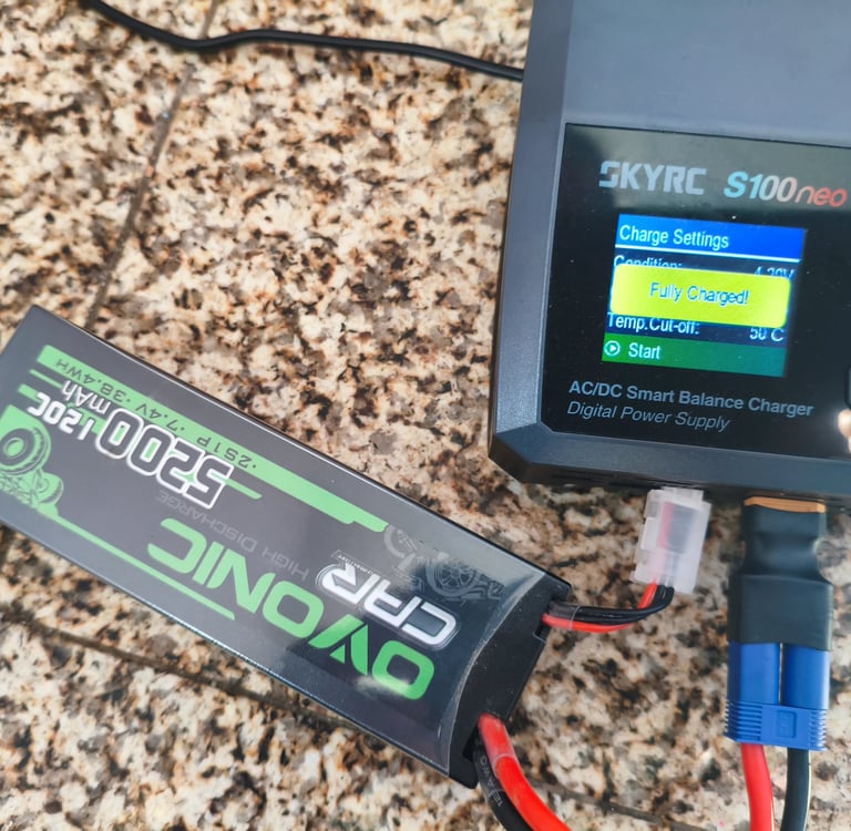 Carregador SkyRC S100neo ligado a bateria LiPo Gens ace 5200mAh 2S 7.4V com indicação de carga compl