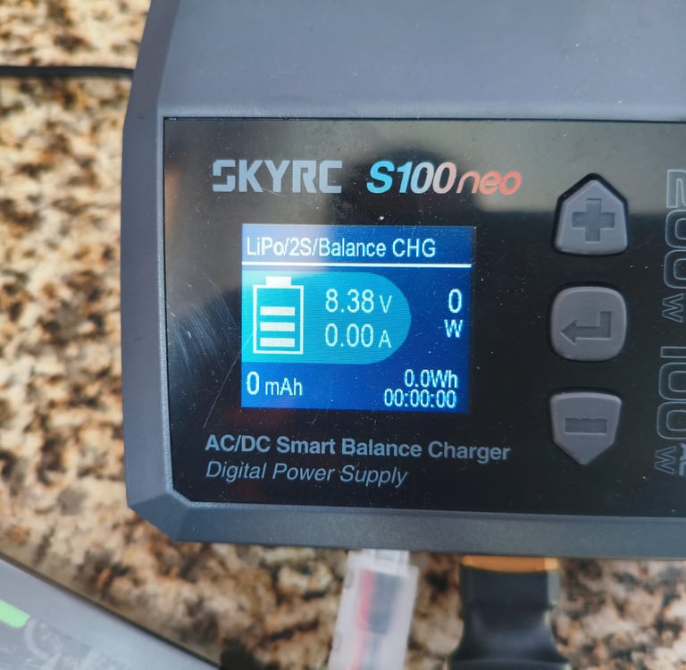 arregador inteligente SkyRC S100neo AC DC a mostrar configuração de carga para bateria LiPo 2S no vi