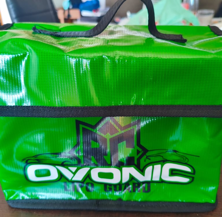 Análise de segurança e resistência ao fogo da mala ignífuga Ovonic Lipo Guard para baterias de model