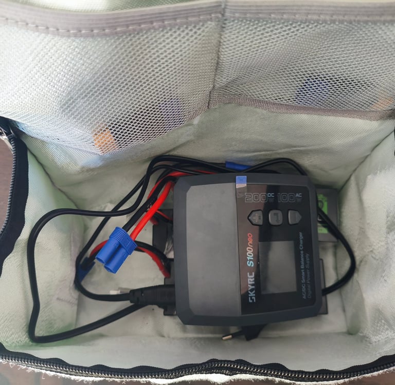 Análise de portabilidade e espaço interno do estojo com o carregador SkyRC S100neo e cabos de modeli