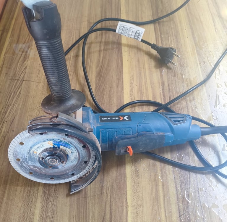 Análise de durabilidade de rebarbadora Dexter com disco diamantado e punho auxiliar após teste práti