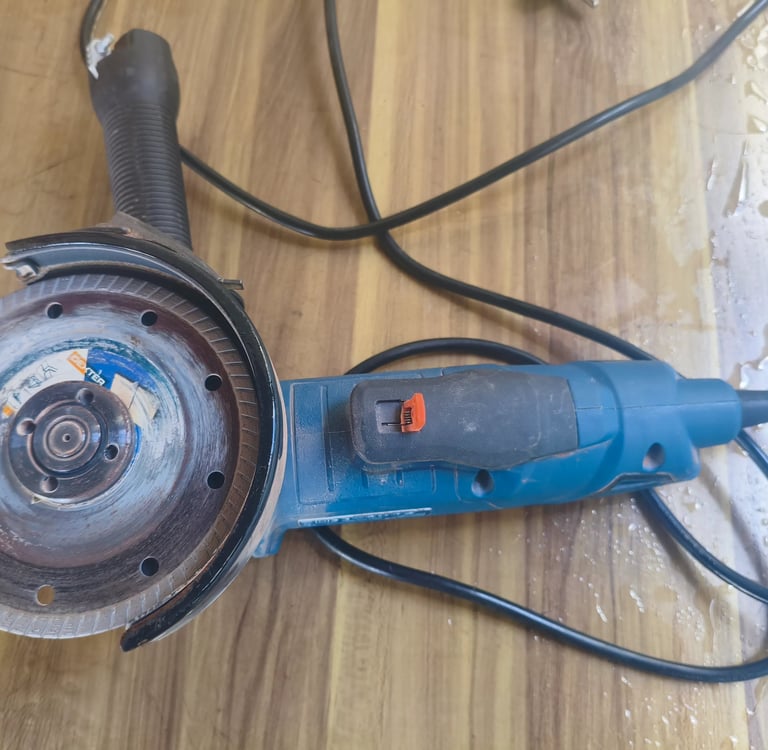 Análise de ergonomia e potência de rebarbadora Bosch Professional com disco diamantado sobre bancada