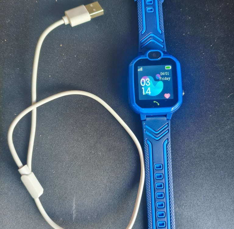Análise de ecrã e interface digital de smartwatch infantil azul com GPS e câmara para crianças.