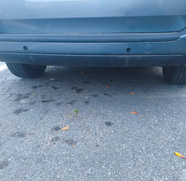 Sensores de estacionamento Aiupt instalados no para-choques traseiro de um carro