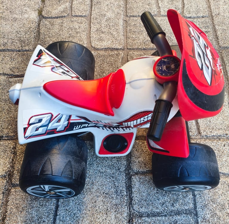 Moto 4 elétrica Injusa Wrestler 6V em vermelho e branco com o número 24, vista de frente em ângulo p