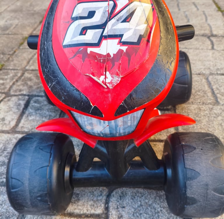 Detalhe do guiador e painel frontal da Moto 4 elétrica Injusa Wrestler 6V em vermelho e preto