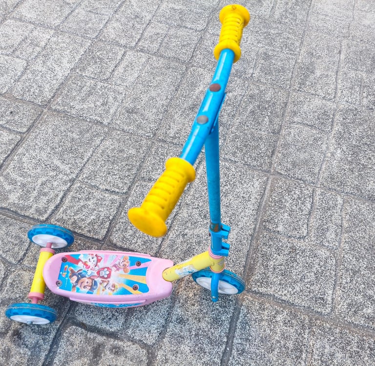 Trotinete 3 rodas Paw Patrol Smobe em azul e rosa com personagens da Patrulha Pata, apoiada no chão 