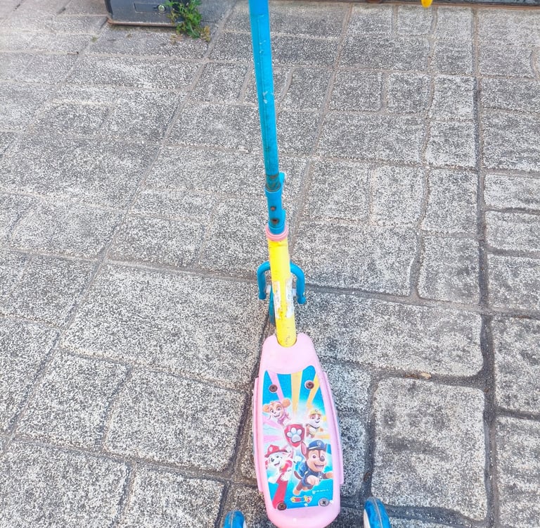 Guiador azul com punhos amarelos da trotinete Paw Patrol Smobe com sinais visíveis de ferrugem no tu