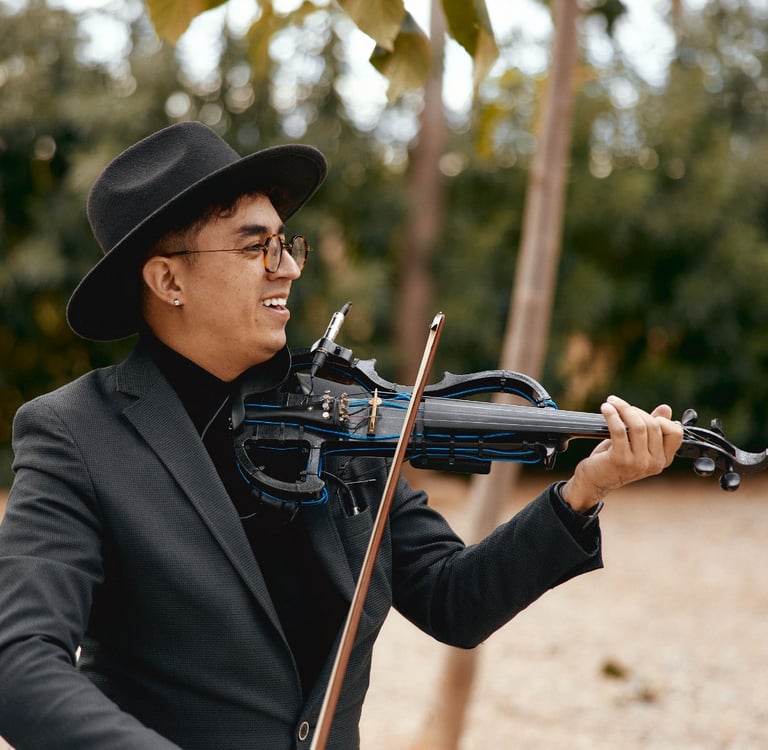 Mauro Ruiz tocando violín Eléctrico  en ceremonia de boda exclusiva en Valencia y España.