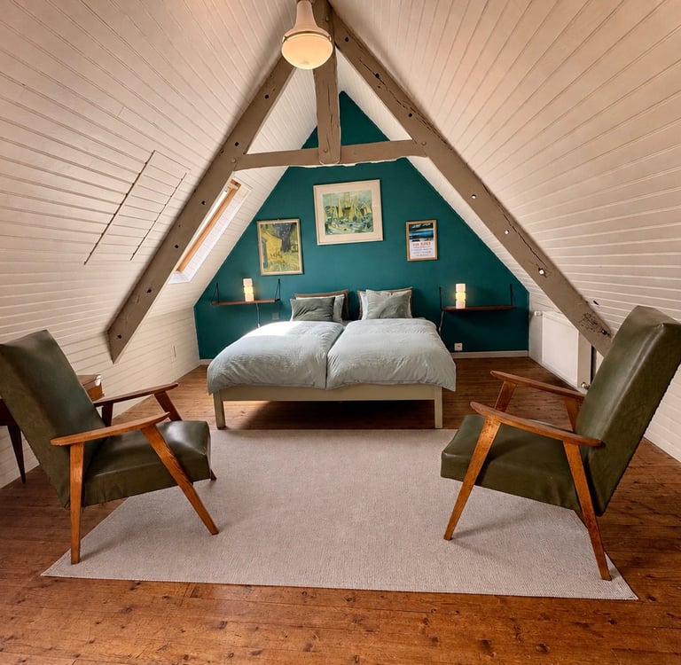 Chambre avec mezzanine sous les poutres anciennes