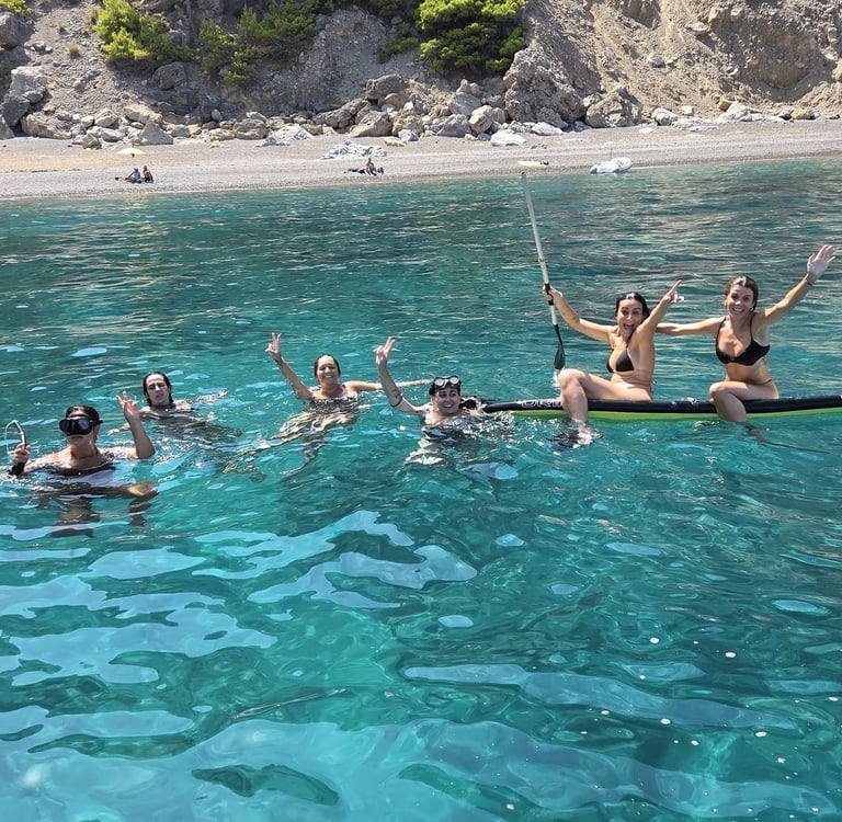 Groupe de jeunes femmes dans l'eau sur une plage de Mallorque.