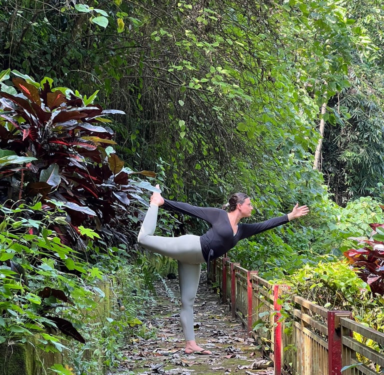 séance de yoga en pleine nature lors d’une retraite yoga détente