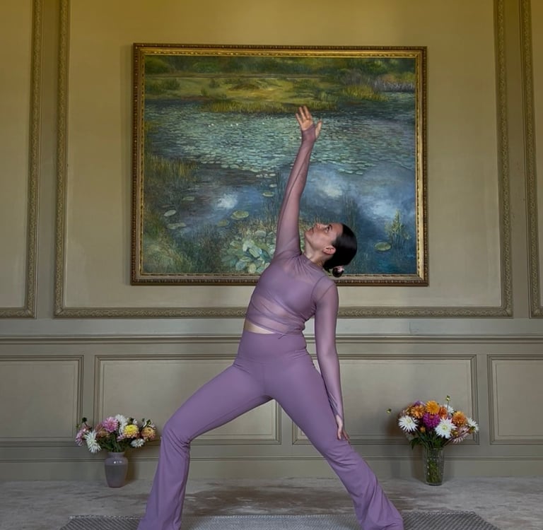 pratique de yoga en intérieur pendant une retraite yoga bien-être et relaxation