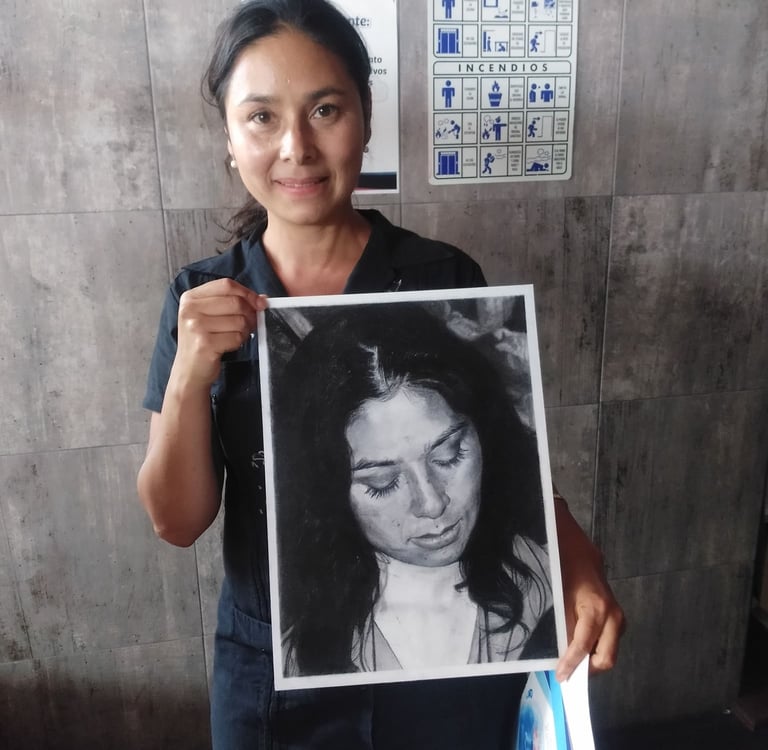 Mujer sosteniendo retrato realista a grafito y carboncillo de mujer con ojos cerrados, obra de arte