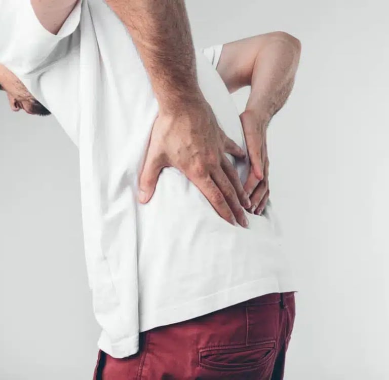 Pessoa segurando a lombar com dor irradiando para a perna, sinal de hérnia de disco