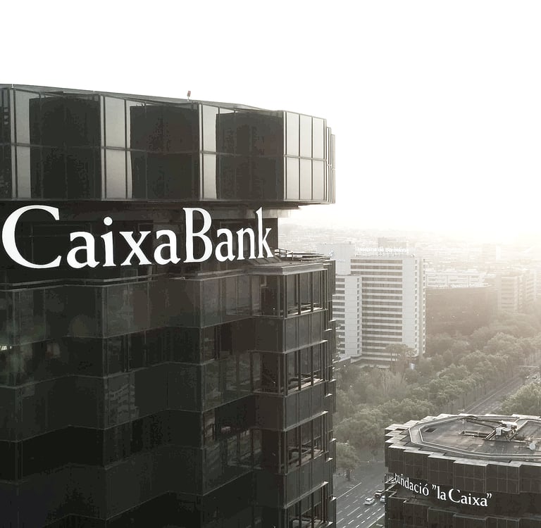 Reclamaciones bancarias contra CaixaBank por tarjetas revolving y cláusulas abusivas