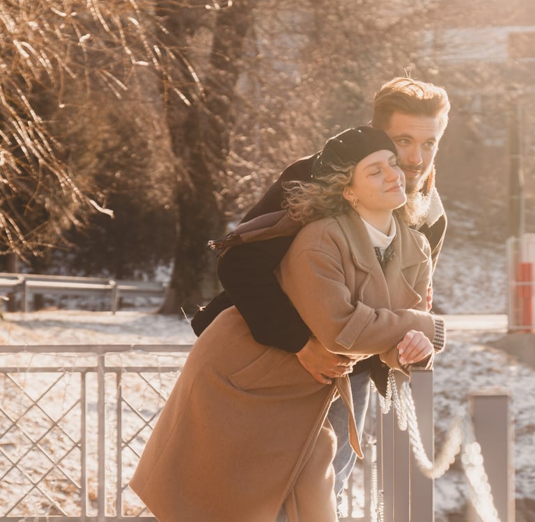 fotografija mladog zaljubljenog para za vrijeme zlatnog sata