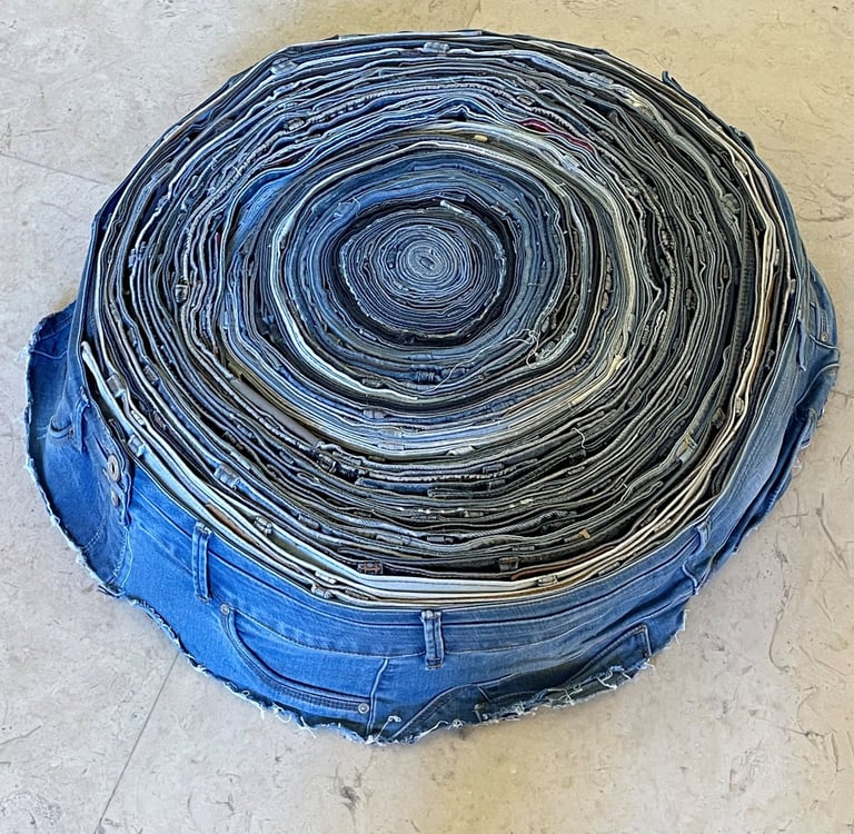 une oeuvre d'art faite aves des chutes de jean découpées