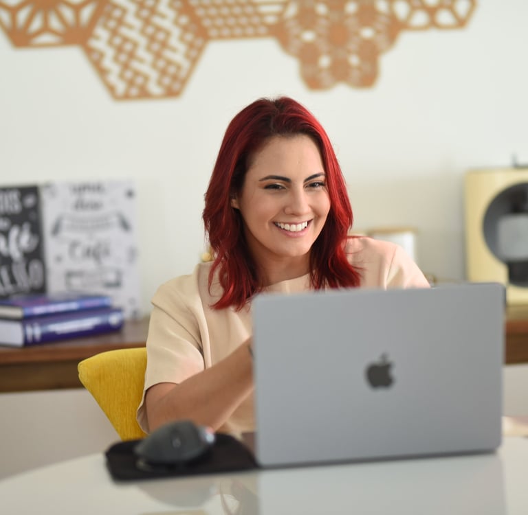 Psicóloga Palloma D'Andrade realizando atendimento de psicoterapia online