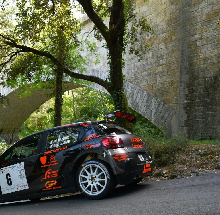 Une Citroën C3 Rally2 sous un pont proche de Saint Jean du Gard