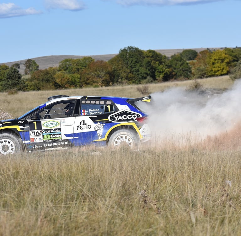 Les champions de France des Rallyes terre 2025 lors du rallye terre des cardabelles