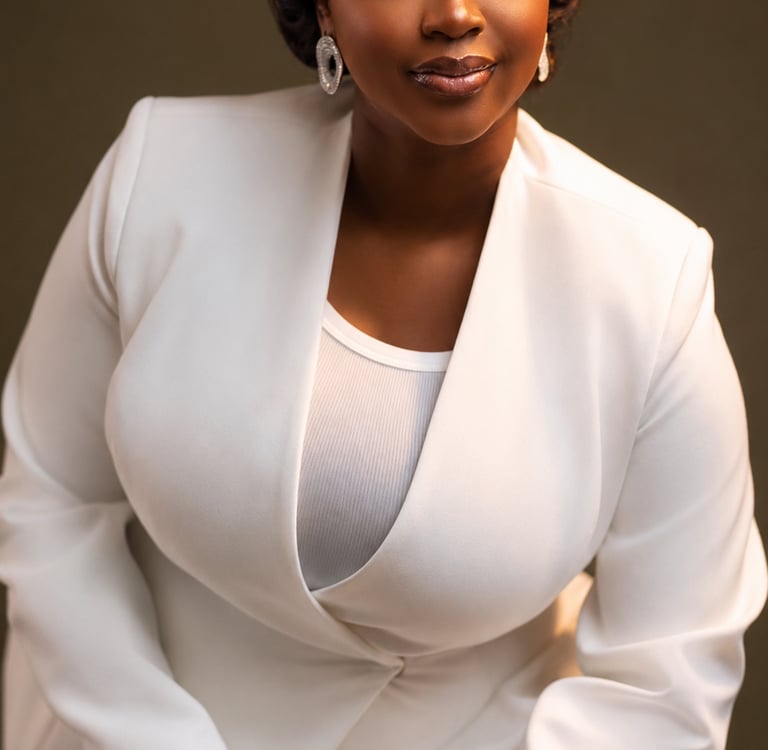 Professional portrait of a woman in white - Audi Elizabeth.