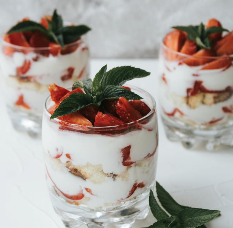 Yogur sin lactosa con frutillas y semillas