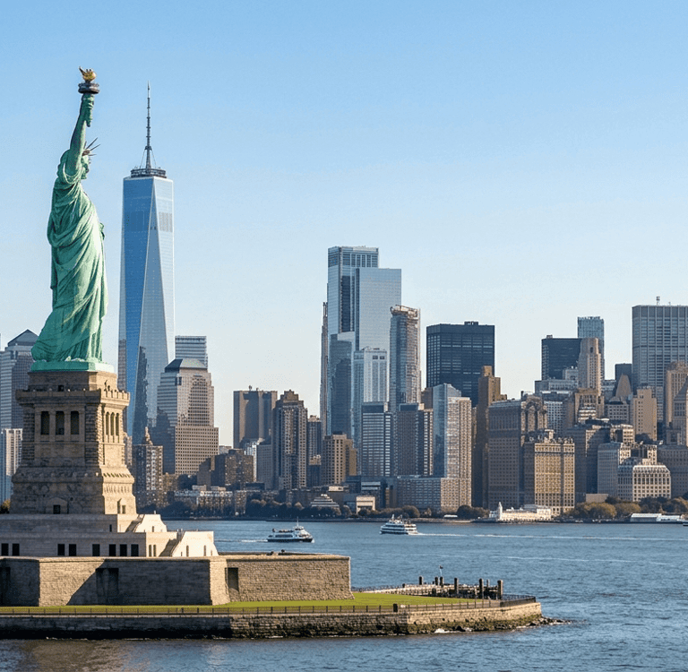 Estátua da Liberdade com skyline de Nova York ao fundo.