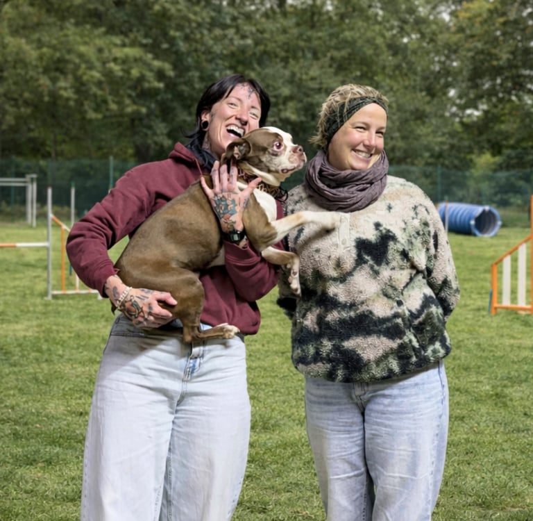 Jessi von Riotdog mit Alena von Alenas Hundetraining auf dem Hundeplatz