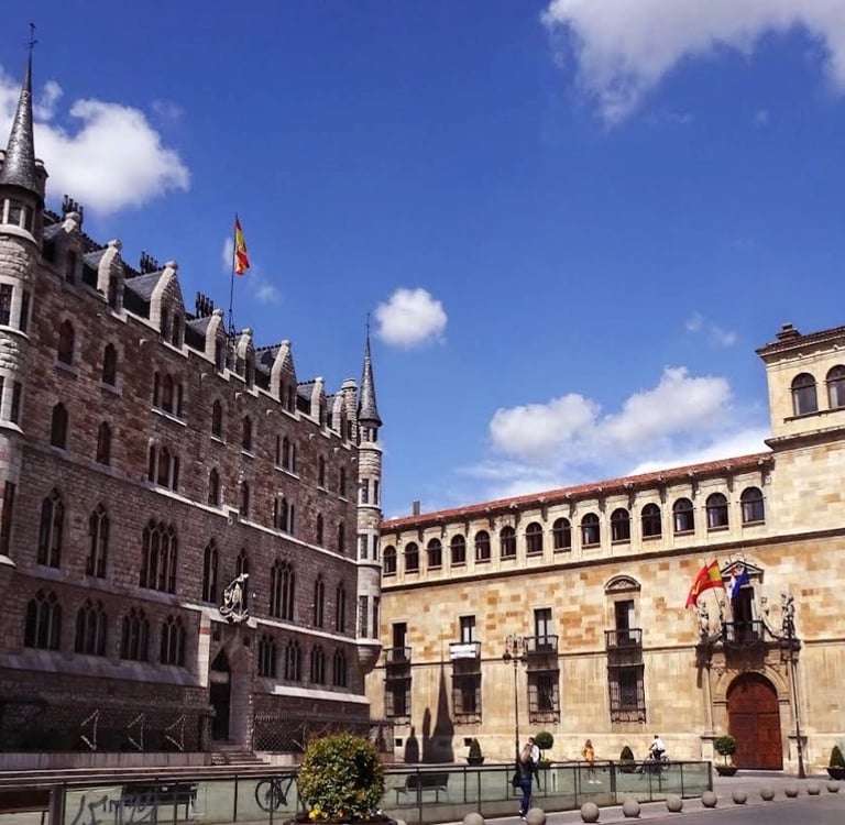 Casa Botines y Palacio de los Guzmanes
