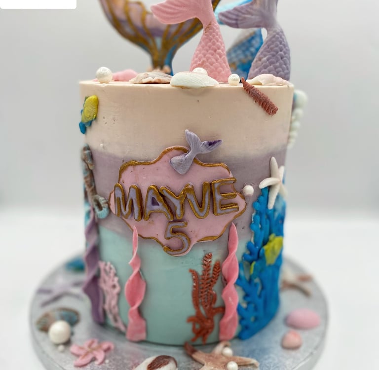 Layer cake thème sirène, modelages et couleurs vives