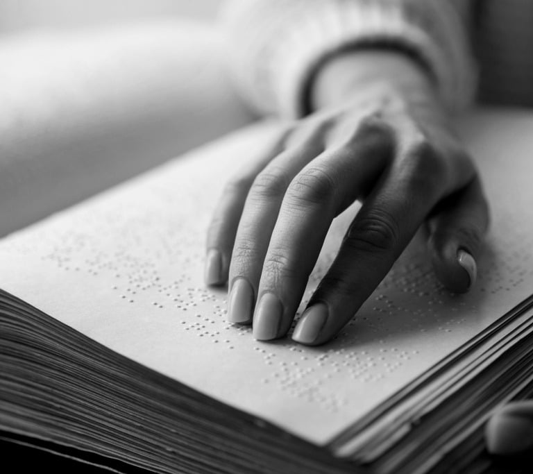 Niewidoma osoba czyta książkę w brajlu