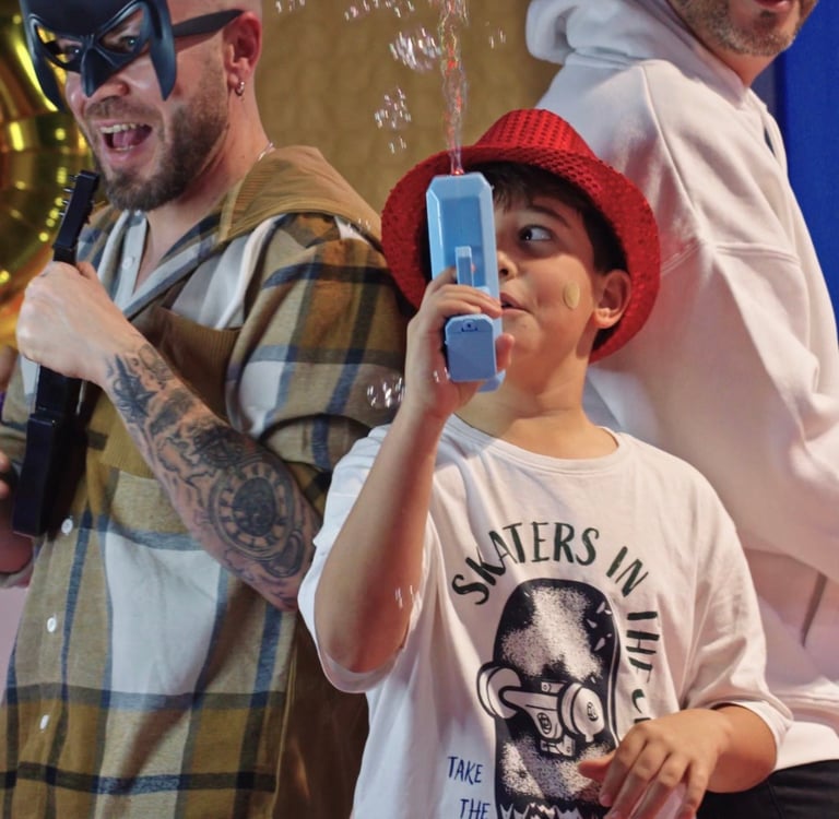 Fotomatón en cumpleaños con atrezzo divertido y momentos únicos para invitados