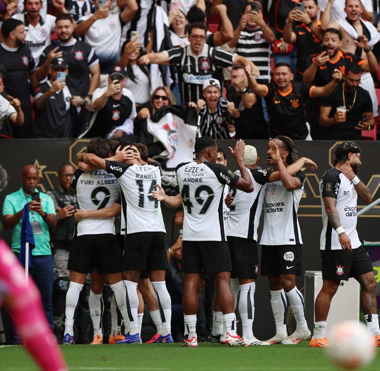 Jogadores do Corinthias comemorando vitória sobre o Flamengo