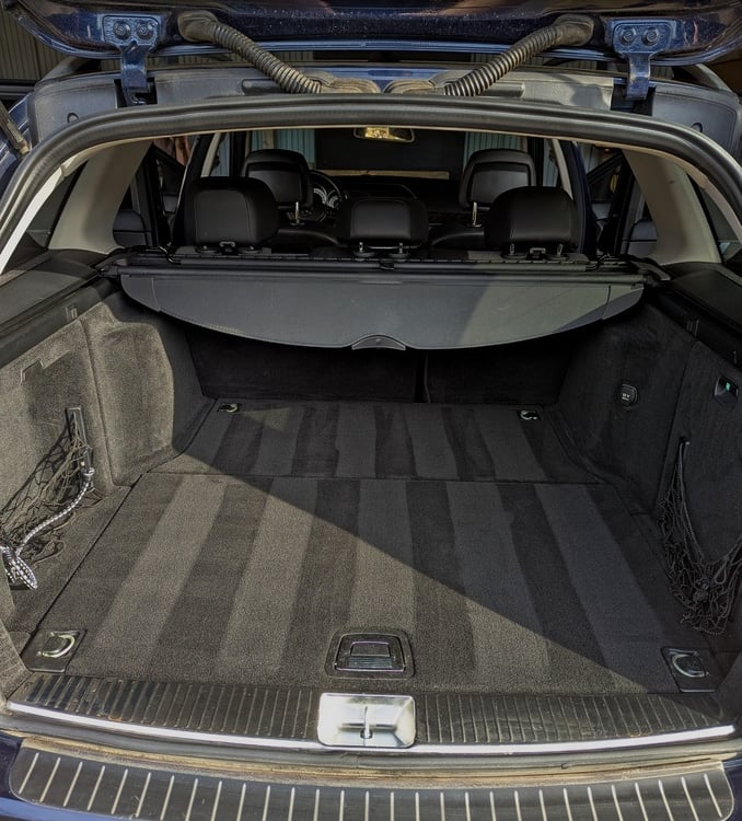 Professionelle Kofferraumreinigung mit Streifenmuster in Schleswig-Holstein – Detail Taxi Referenzen