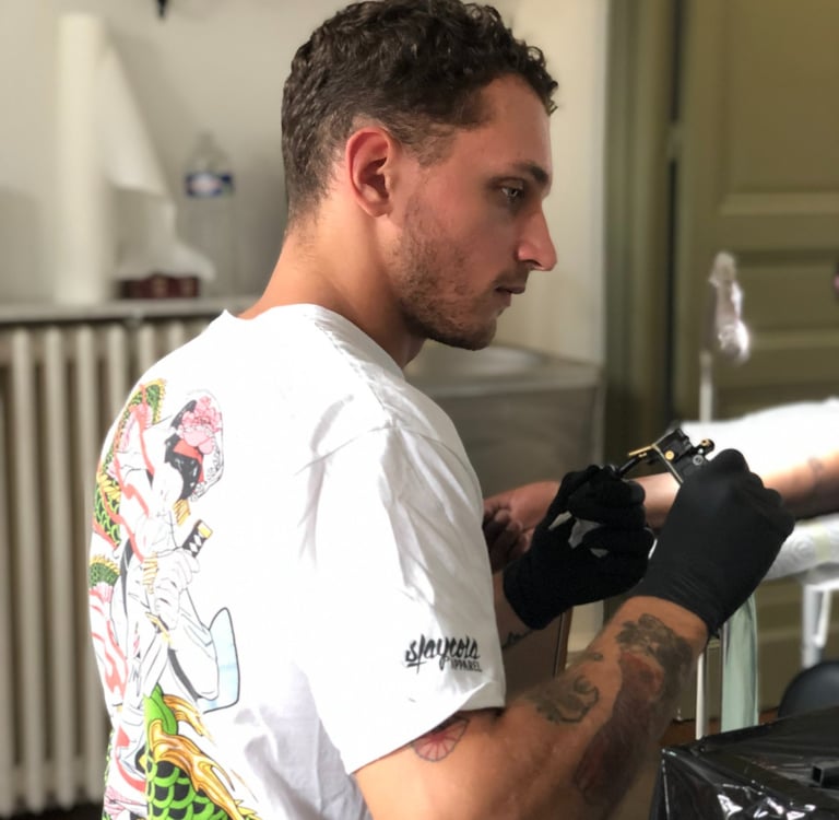 Tatoueur entrain de tatouer
