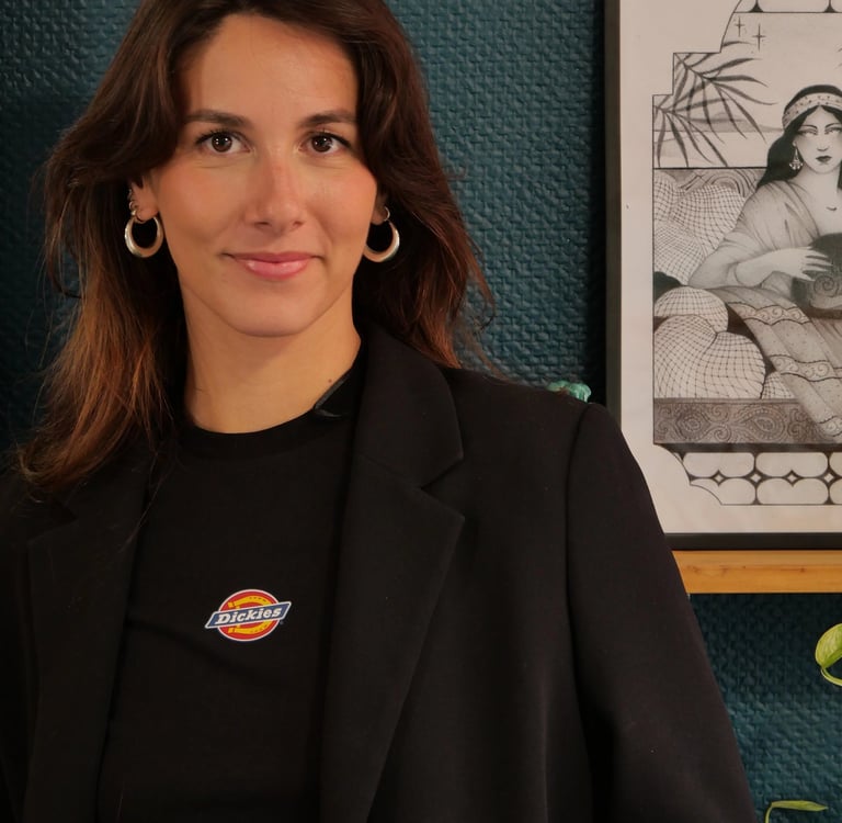 portrait d'une jeune tatoueuse