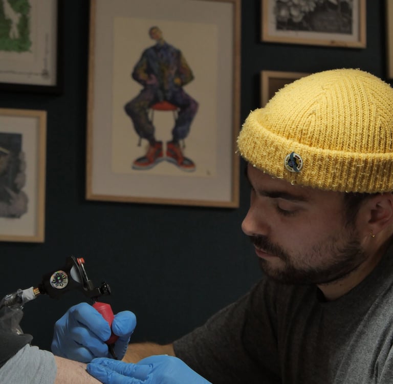 jeune tatoueur entrain de travailler