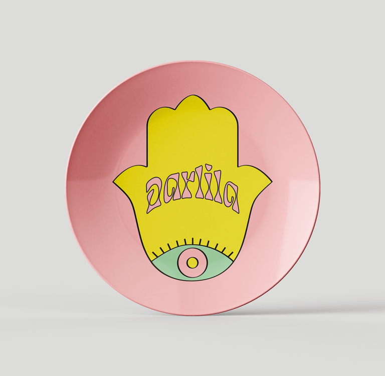 Logo Darlila imprimé de manière centrale sur une assiette en céramique, pour un service de table.