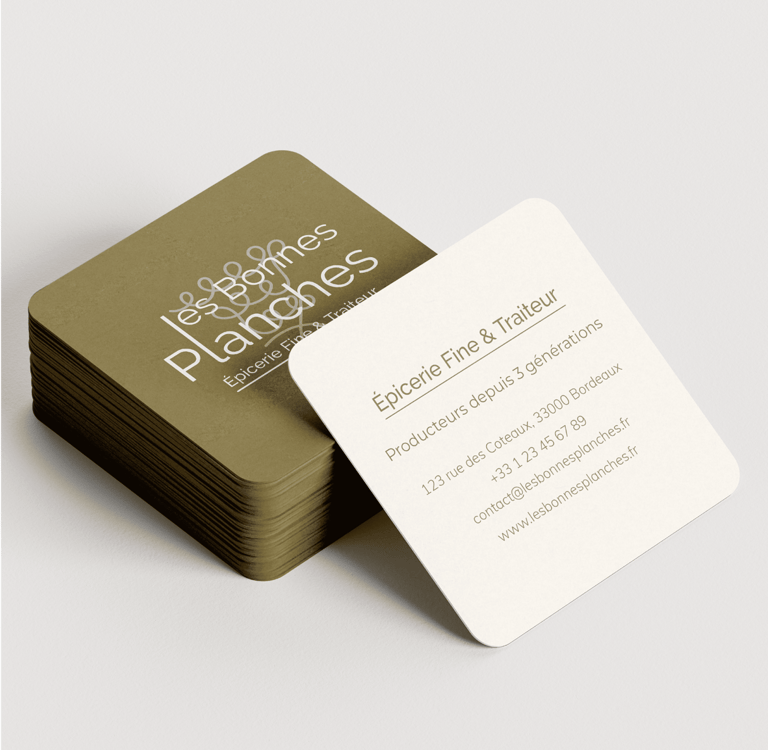 Carte de visite carrée aux angles arrondis : mise en page épurée du logo et des coordonnées