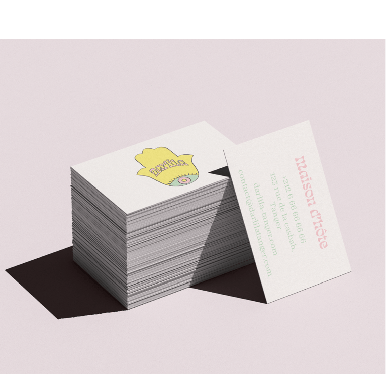 Carte de visite minimaliste intégrant le logo Darlila et les informations de contact.